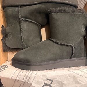 UGG Womens Mini Bailey Bow Black Size 7 Brand New NEVER WORN IN ORIGINAL BOX